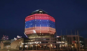 Поздравления по случаю Дня Независимости Республики Армения на здании Национальной библиотеки Беларуси в Минске