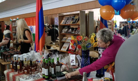 Посольство Республики Армения в Беларуси приняло участие в традиционно проводимой благотворительной предновогодней выставке-ярмарке